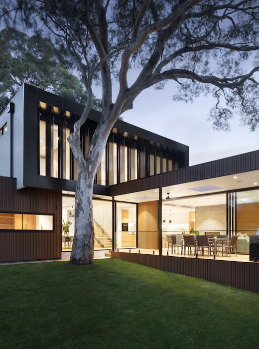 Casa moderna illuminata, alimentata con energia 100% rinnovabile